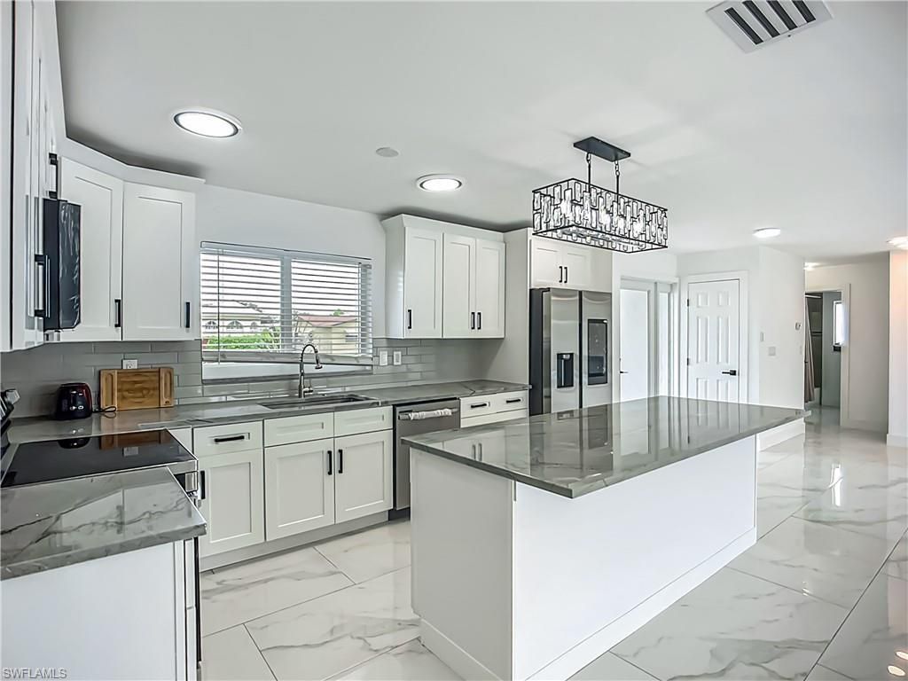 Image 7 of property listing at 1428 Vendome CT, Cape Coral, FL 33904