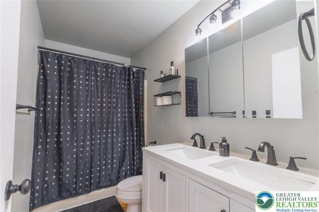 896 Briarstone Road, Bethlehem City, PA 18017