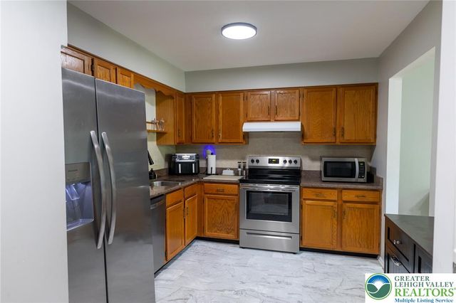 896 Briarstone Road, Bethlehem City, PA 18017