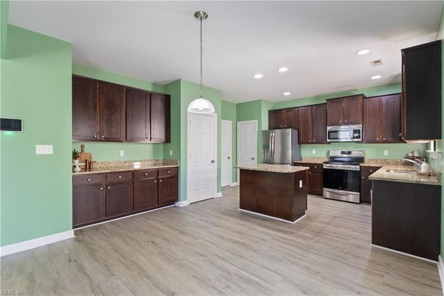 424 Rose Garden Ln, Chesapeake, VA 23320