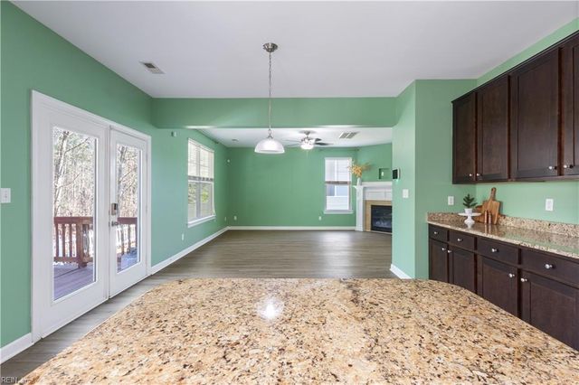 424 Rose Garden Ln, Chesapeake, VA 23320