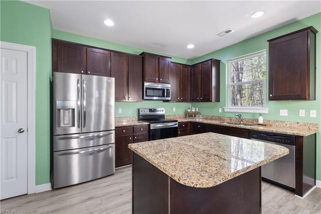 424 Rose Garden Ln, Chesapeake, VA 23320