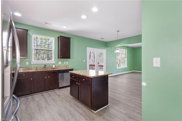 424 Rose Garden Ln, Chesapeake, VA 23320