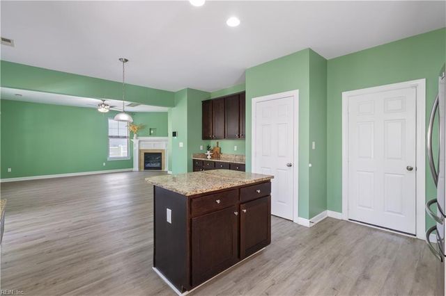 424 Rose Garden Ln, Chesapeake, VA 23320