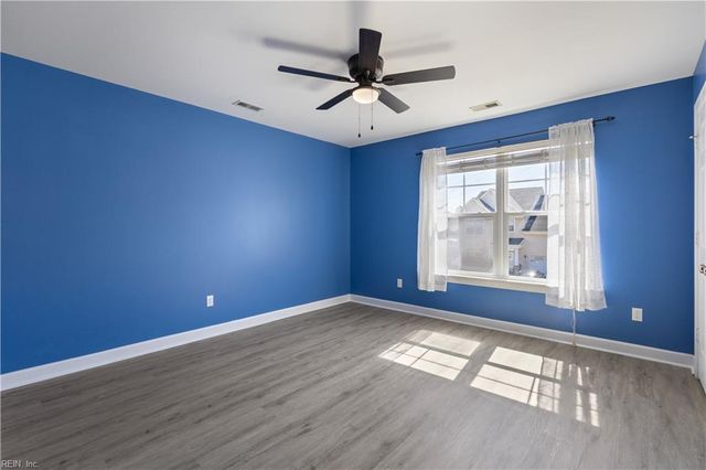 424 Rose Garden Ln, Chesapeake, VA 23320