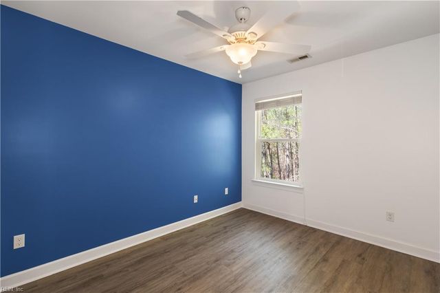 424 Rose Garden Ln, Chesapeake, VA 23320