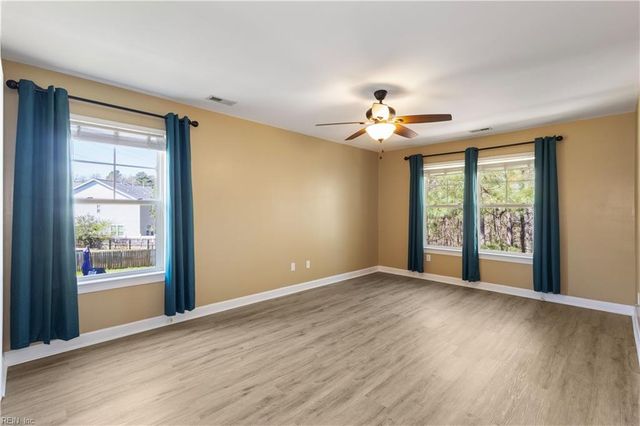 424 Rose Garden Ln, Chesapeake, VA 23320