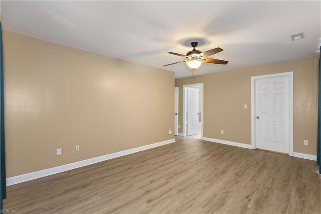 424 Rose Garden Ln, Chesapeake, VA 23320