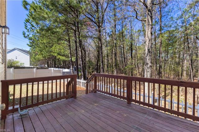 424 Rose Garden Ln, Chesapeake, VA 23320