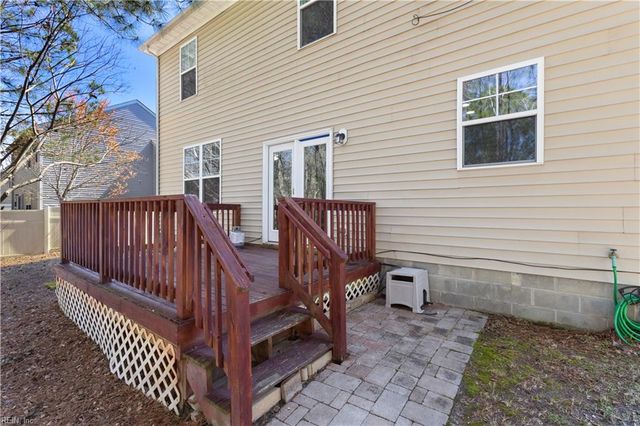 424 Rose Garden Ln, Chesapeake, VA 23320