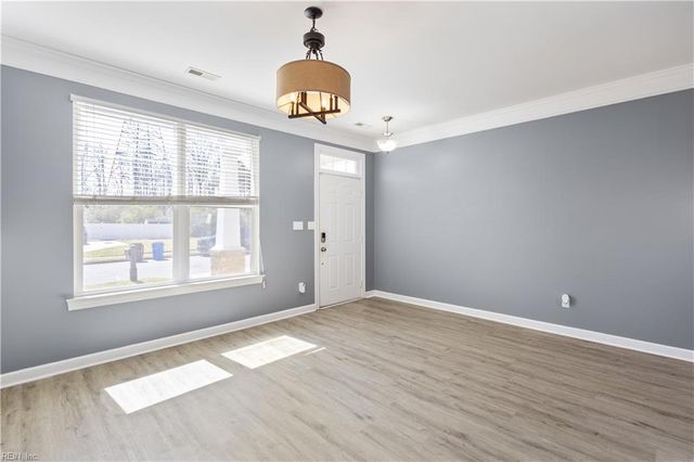 424 Rose Garden Ln, Chesapeake, VA 23320