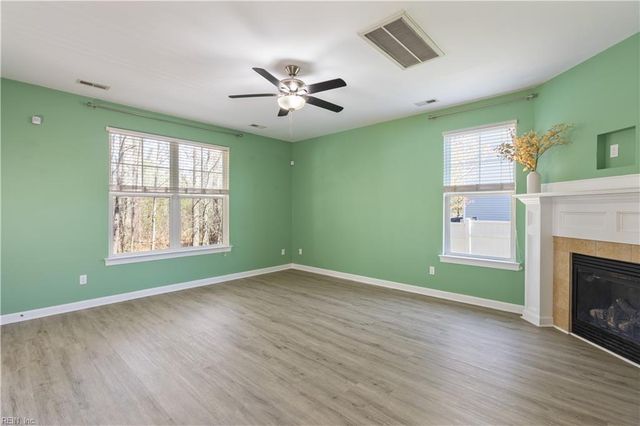 424 Rose Garden Ln, Chesapeake, VA 23320