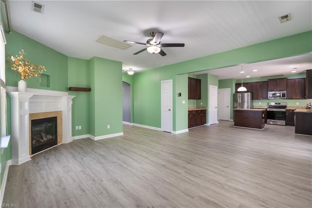 424 Rose Garden Ln, Chesapeake, VA 23320