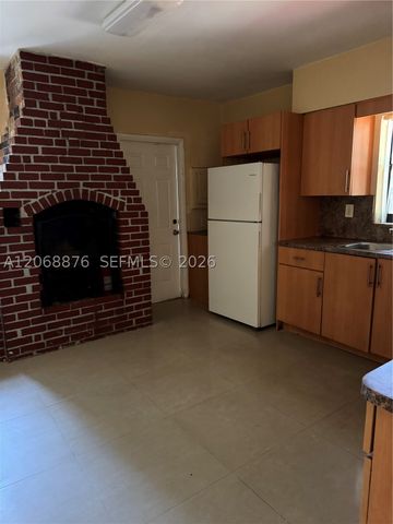 695 NE 151st St 3, Miami, FL 33162