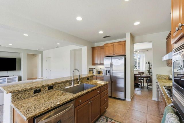 933 Abbotsford Ct, Plumas Lake, CA 95961