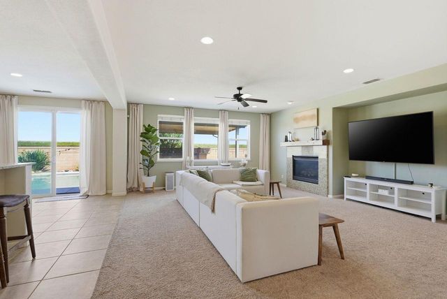 933 Abbotsford Ct, Plumas Lake, CA 95961