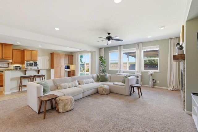 933 Abbotsford Ct, Plumas Lake, CA 95961