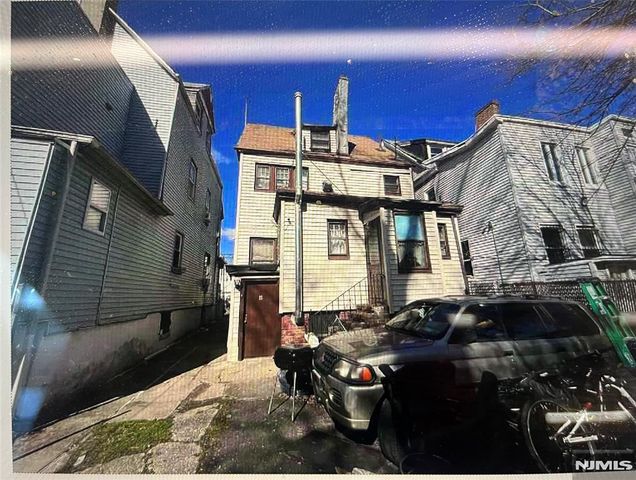 285 6th Street, Newark, NJ 07107