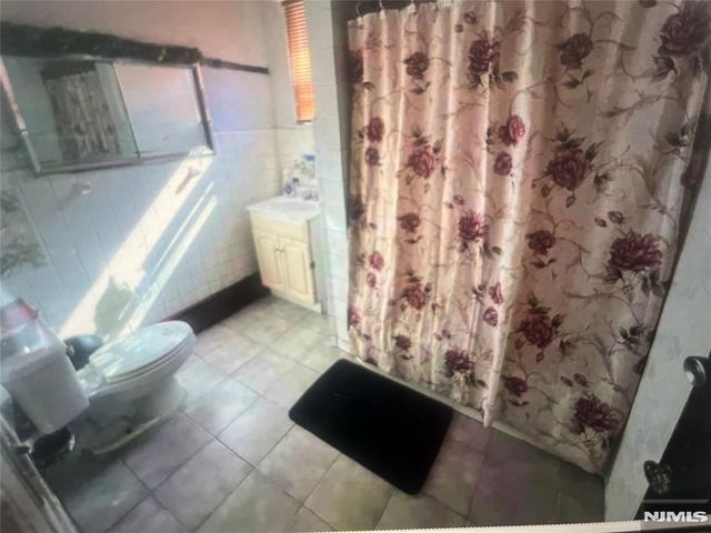 285 6th Street, Newark, NJ 07107