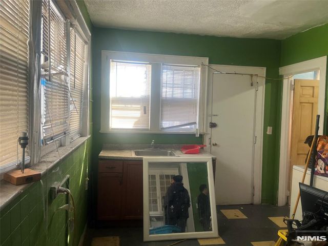 285 6th Street, Newark, NJ 07107