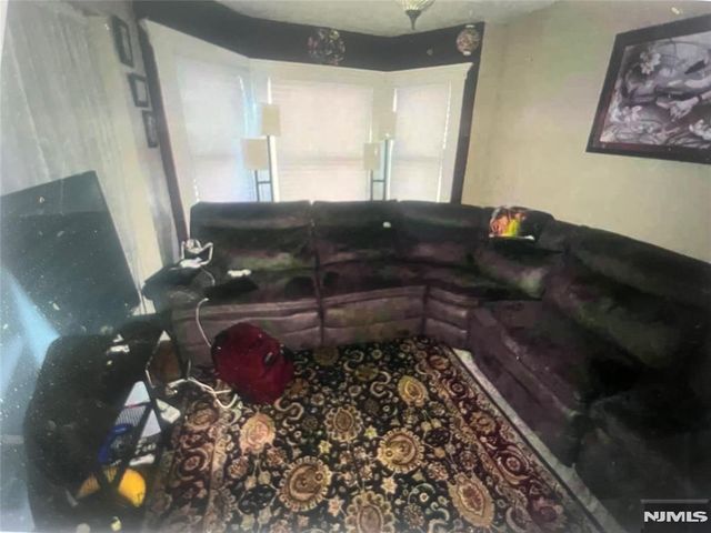 285 6th Street, Newark, NJ 07107