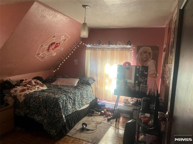 285 6th Street, Newark, NJ 07107