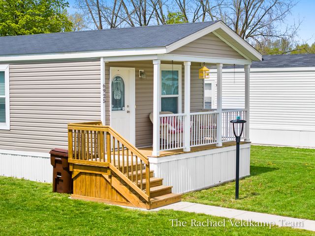 6925 Vinewood Avenue NE, Belmont, MI 49306