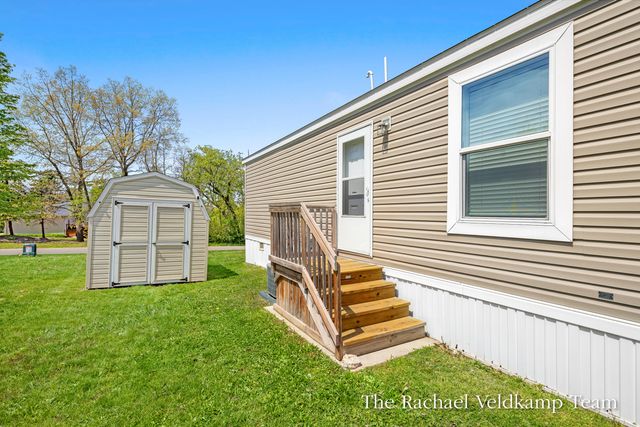 6925 Vinewood Avenue NE, Belmont, MI 49306