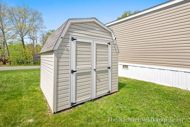 6925 Vinewood Avenue NE, Belmont, MI 49306