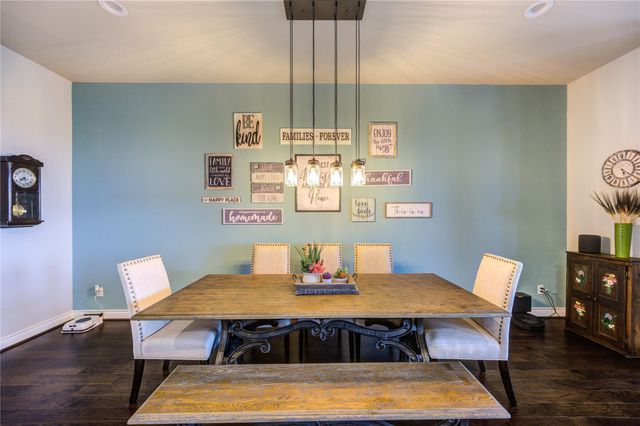 441 Hunters Crossing Drive, Sealy, TX 77474