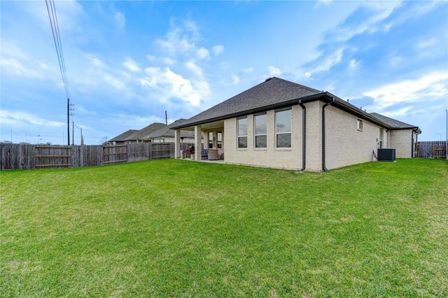 441 Hunters Crossing Drive, Sealy, TX 77474