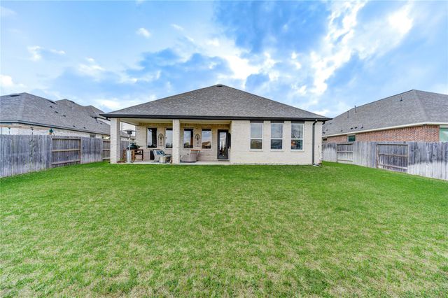441 Hunters Crossing Drive, Sealy, TX 77474
