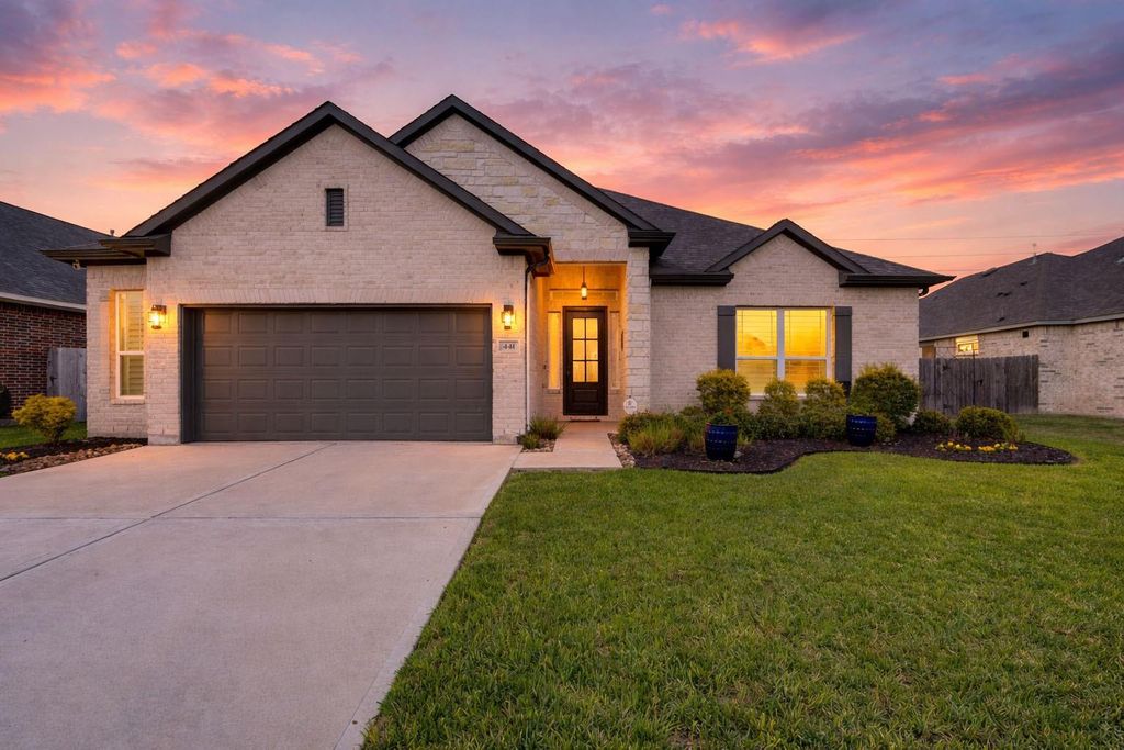 441 Hunters Crossing Drive, Sealy, TX 77474