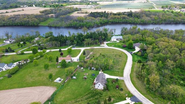 8632 N Stone Farm Road, Edgerton, WI 53534