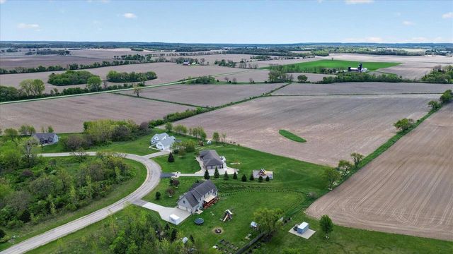 8632 N Stone Farm Road, Edgerton, WI 53534