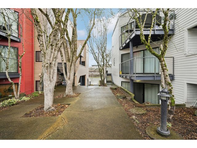720 Nw NAITO Pkwy D24, Portland, OR 97209