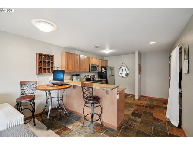 720 Nw NAITO Pkwy D24, Portland, OR 97209