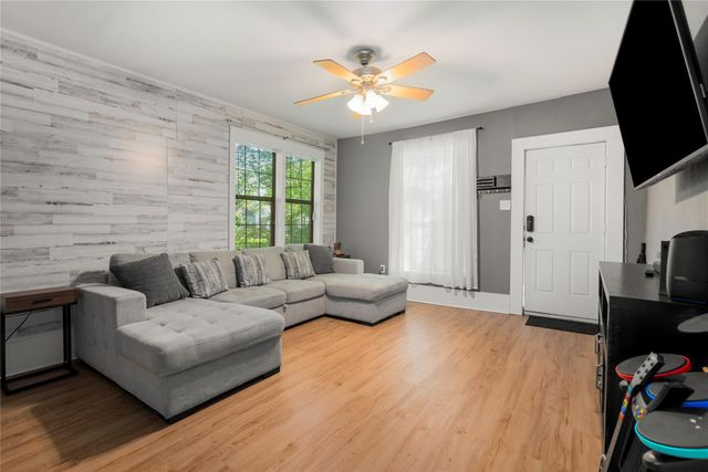 218 S Buffalo Avenue, Cleburne, TX 76033