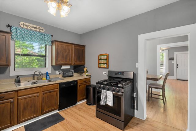 218 S Buffalo Avenue, Cleburne, TX 76033