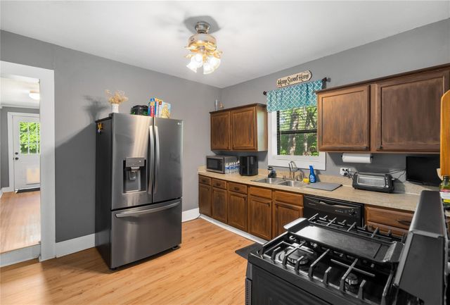 218 S Buffalo Avenue, Cleburne, TX 76033