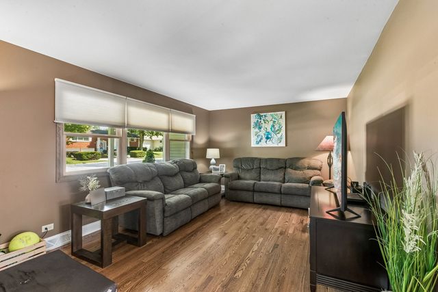 326 N Clark Drive, Palatine, IL 60074