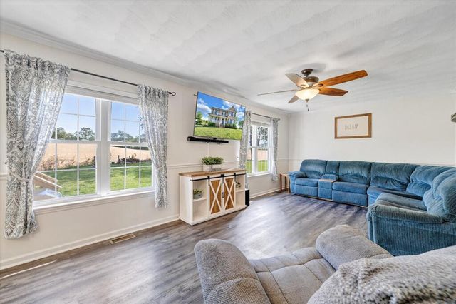 692 Brookfield LN, Roanoke, VA 24012