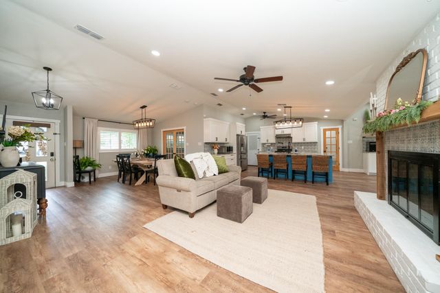 1200 Azalea Dr, Longview, TX 75605
