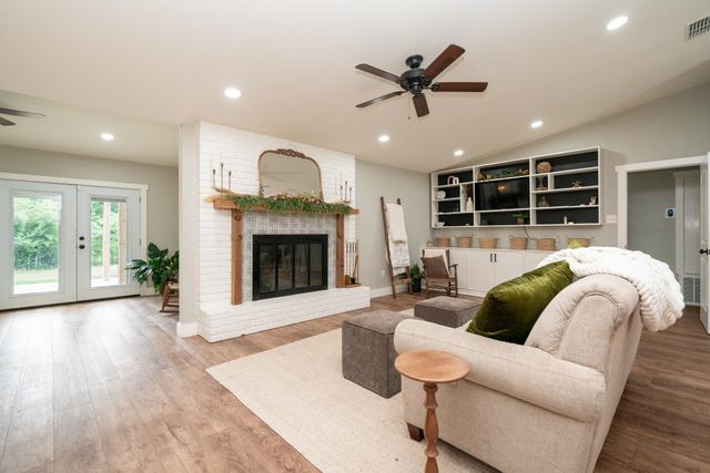 1200 Azalea Dr, Longview, TX 75605