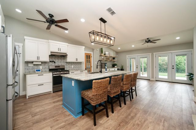 1200 Azalea Dr, Longview, TX 75605