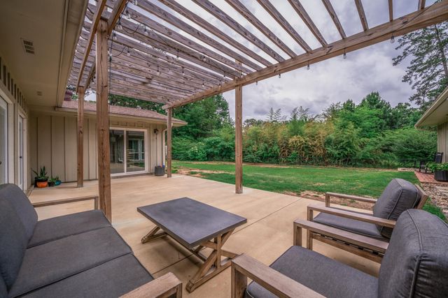 1200 Azalea Dr, Longview, TX 75605