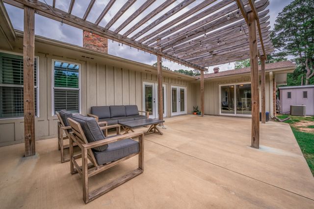 1200 Azalea Dr, Longview, TX 75605
