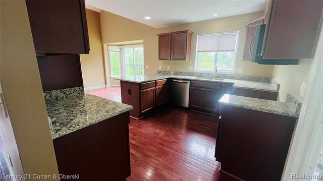 3493 Silver Stone Drive 5, Milford, MI 48380