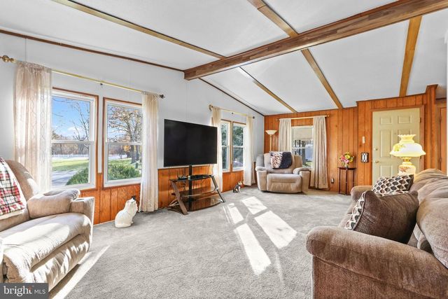 2 HICKORY HILLS DR, Bath, PA 18014