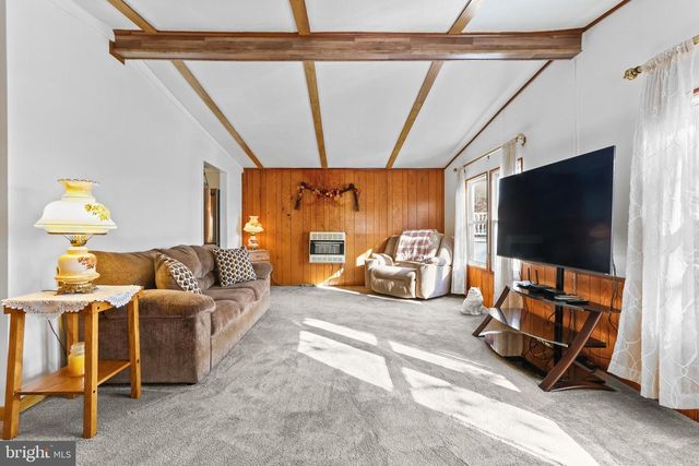 2 HICKORY HILLS DR, Bath, PA 18014